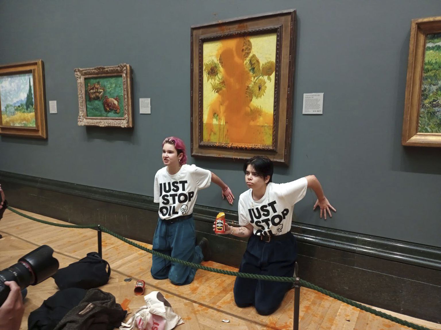 Экоактивисты облили супом картину ван Гога «Подсолнухи».