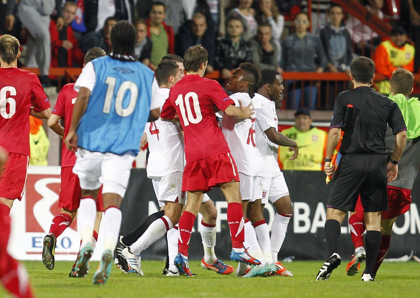 Serbia (punases vormis) ja Inglismaa (valges) U21 jalgpallikoondised läksid pärast play-off mängu rüselema.