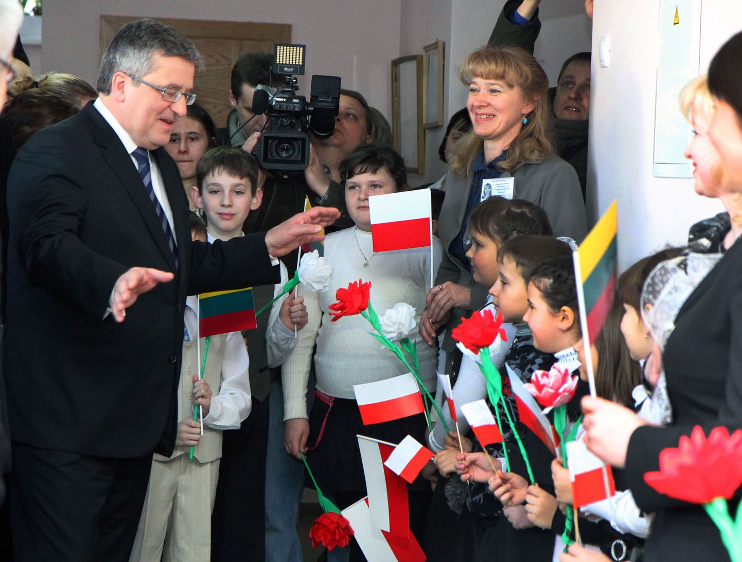 Poola president Bronislaw Komorowski aasta eest Leedus Salcininkais kohtumas kohalike poola lastega.