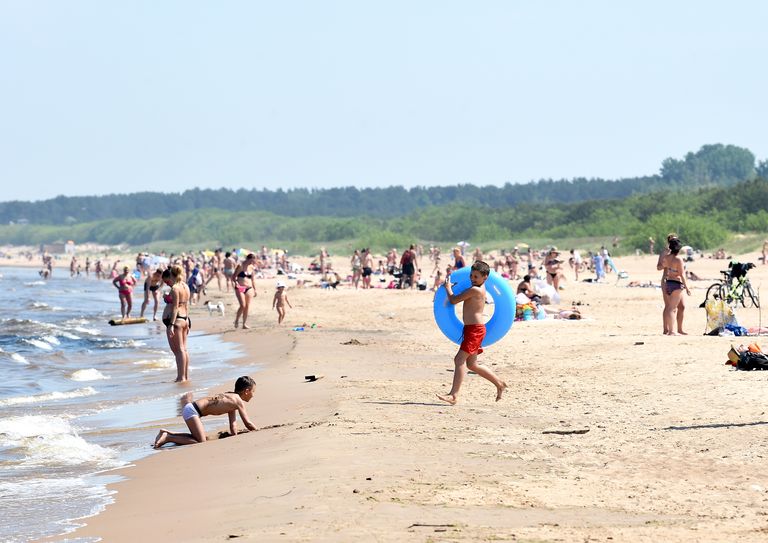Люди на пляже в Вецаки
