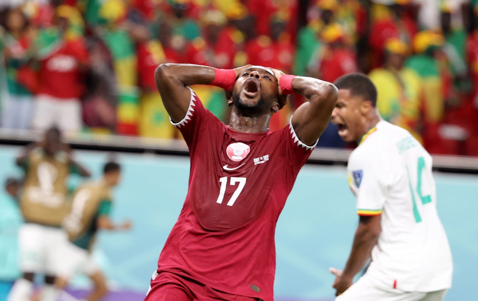 Защитник Исмаил Мохаммад (Катар) на мачте чм 2022.