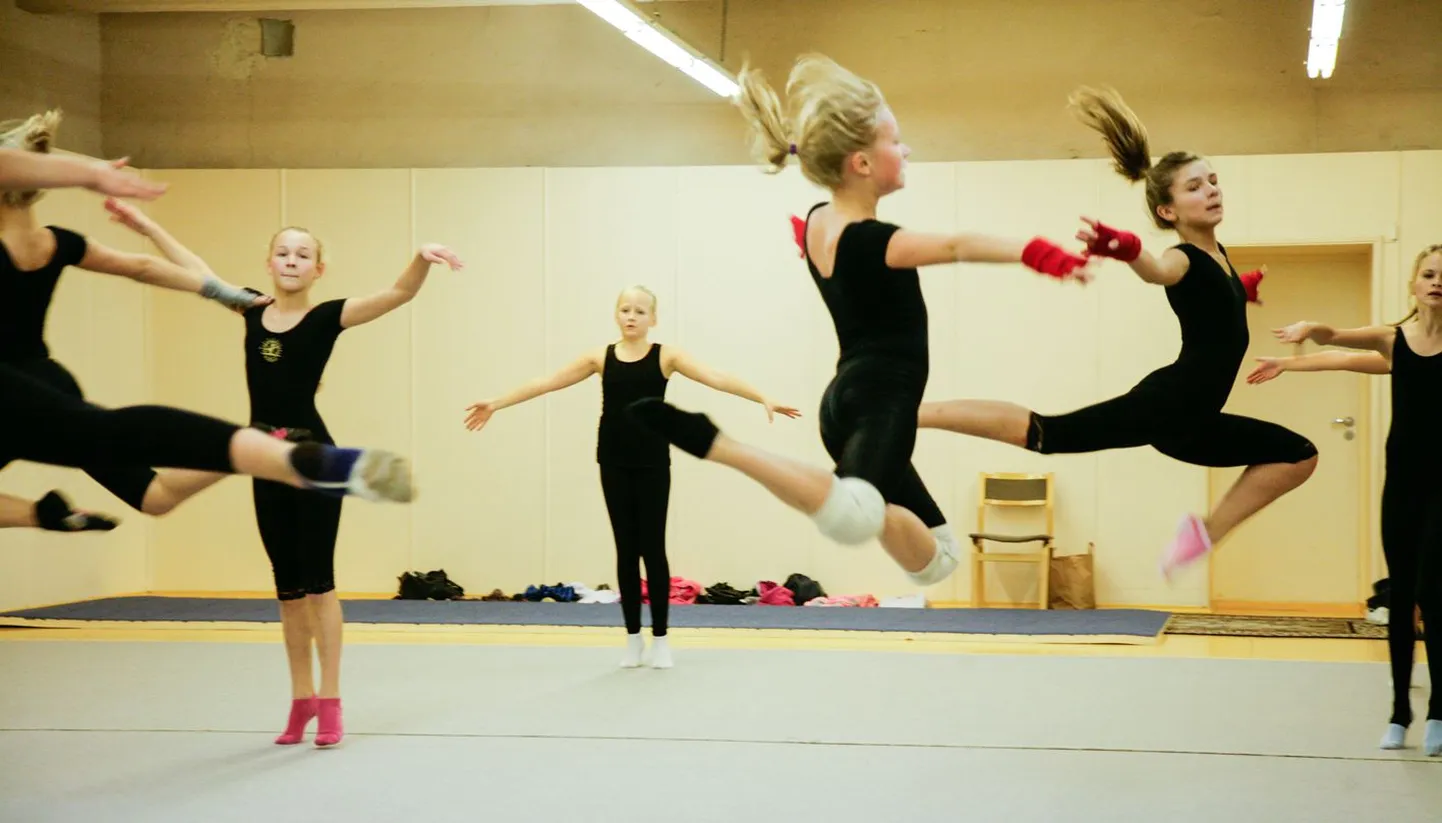 Hotspordi lapsed treenivad Paides endises turuhoones, kus tingimused pole nii head kui spordihallis, kuid odavam rendihind on toonud lapsi rohkem sportima.