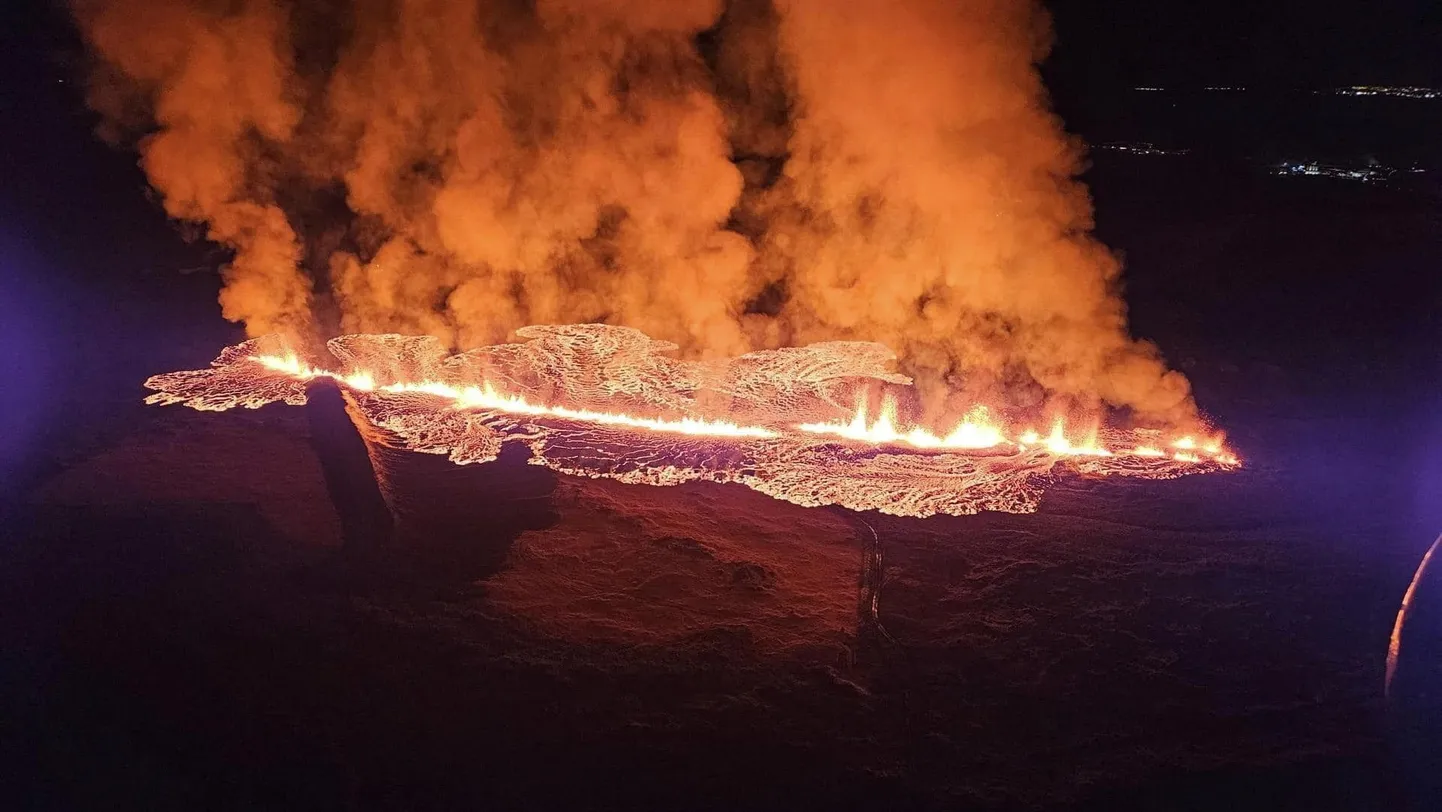 Islandi tsiviilkaitse helikopterist tehtud foto vulkaanipurskest Grindaviki linna lähistel 14. jaanuaril 2024. aastal.