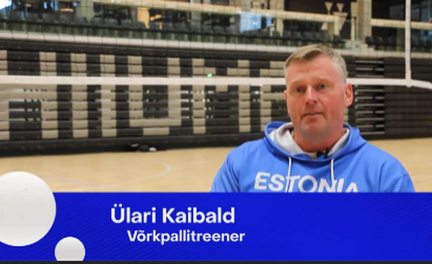 Ülari Kaibald rääkimas Hiiumaa võrkpallielust.
