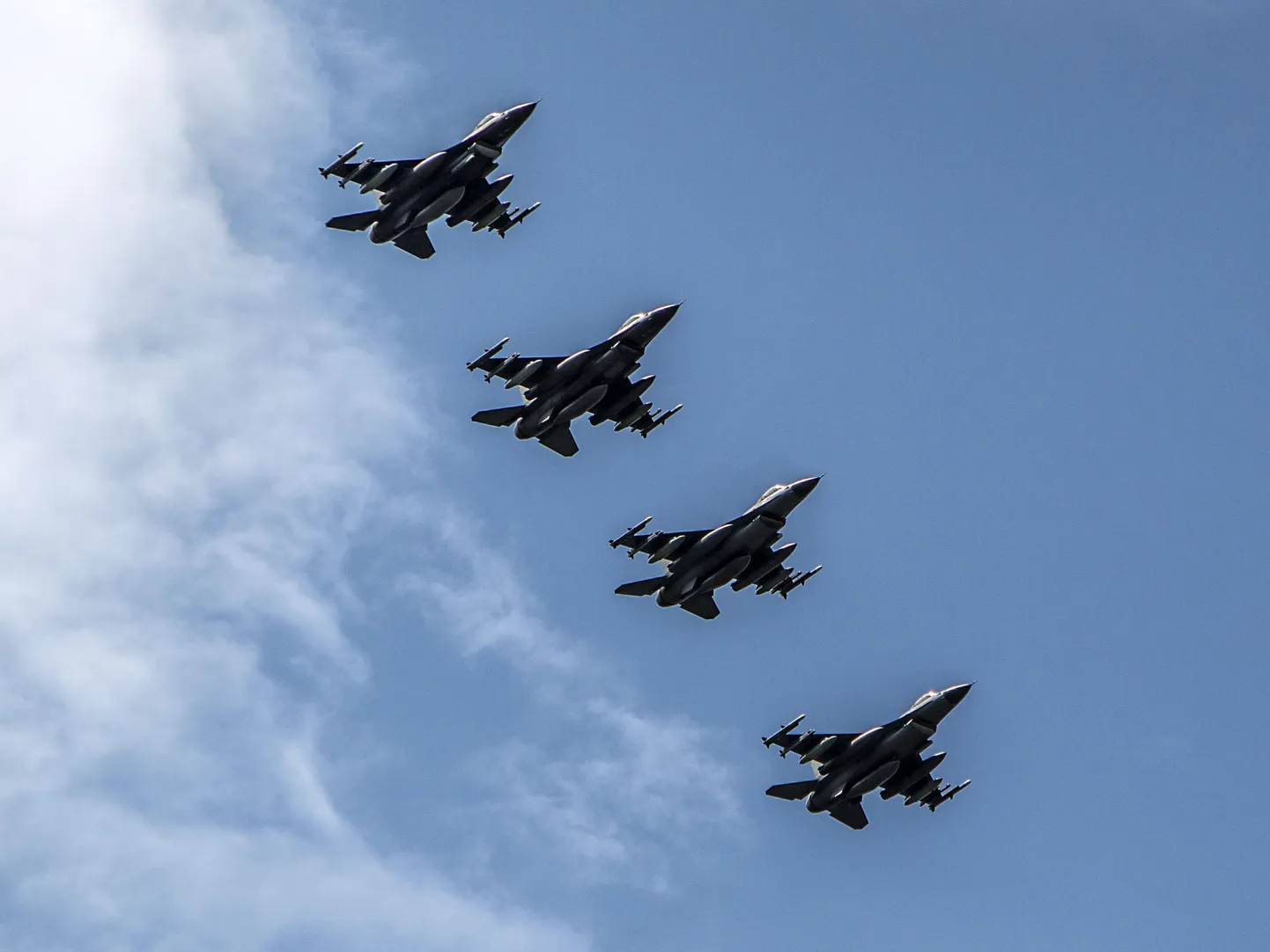 Õhus on hävitajad F-16.