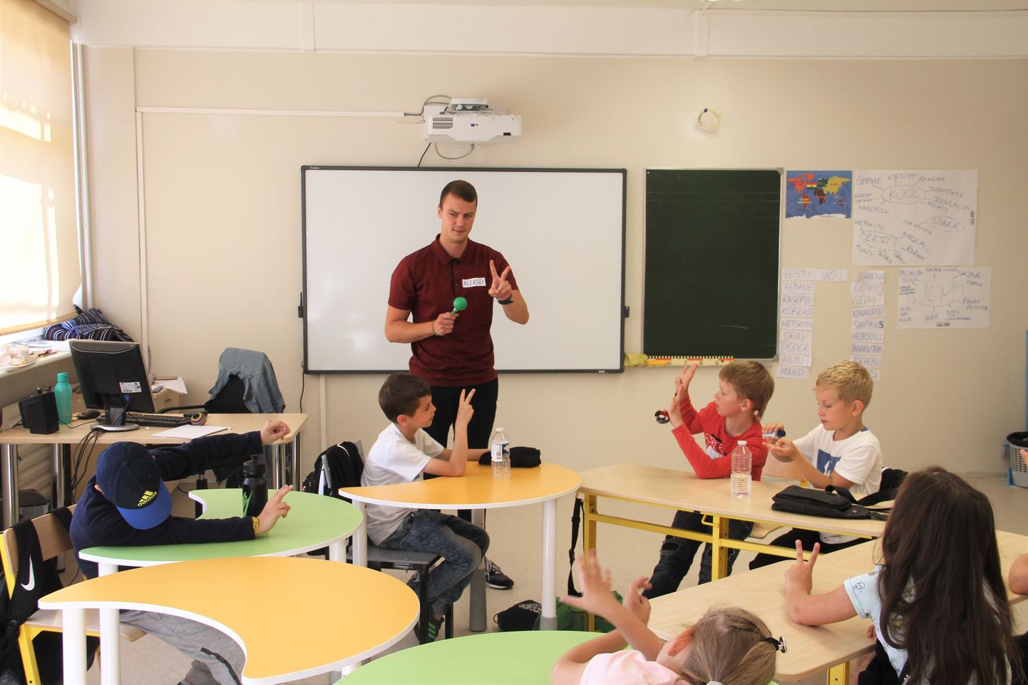 Алексей Яшин ведет урок в Нарвской Солдинаской гимназии.