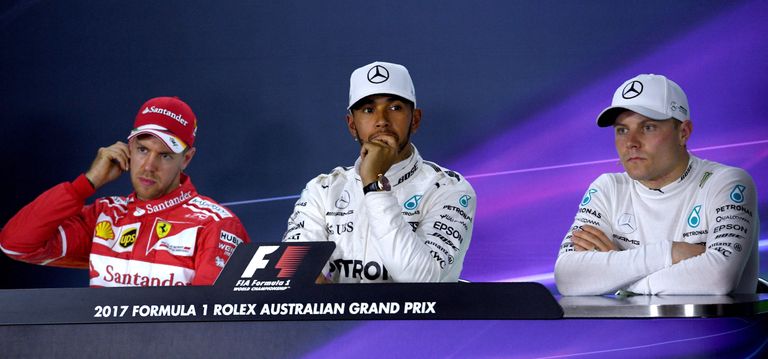 Austraalia GP kvalifikatsiooni esikolmik vasakult: Sebastian Vettel (Ferrari), Lewis Hamilton (Mercedes) ja Valtteri Bottas (Mercedes) pressikonverentsil. /WILLIAM WEST/AFP/Scanpix