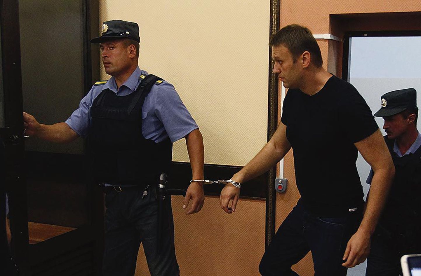 Vene opositsiooniliider Aleksei Navalnõi mõisteti Kirovi kohtus kõigepealt süüdi ja lasti siis vabadusse.