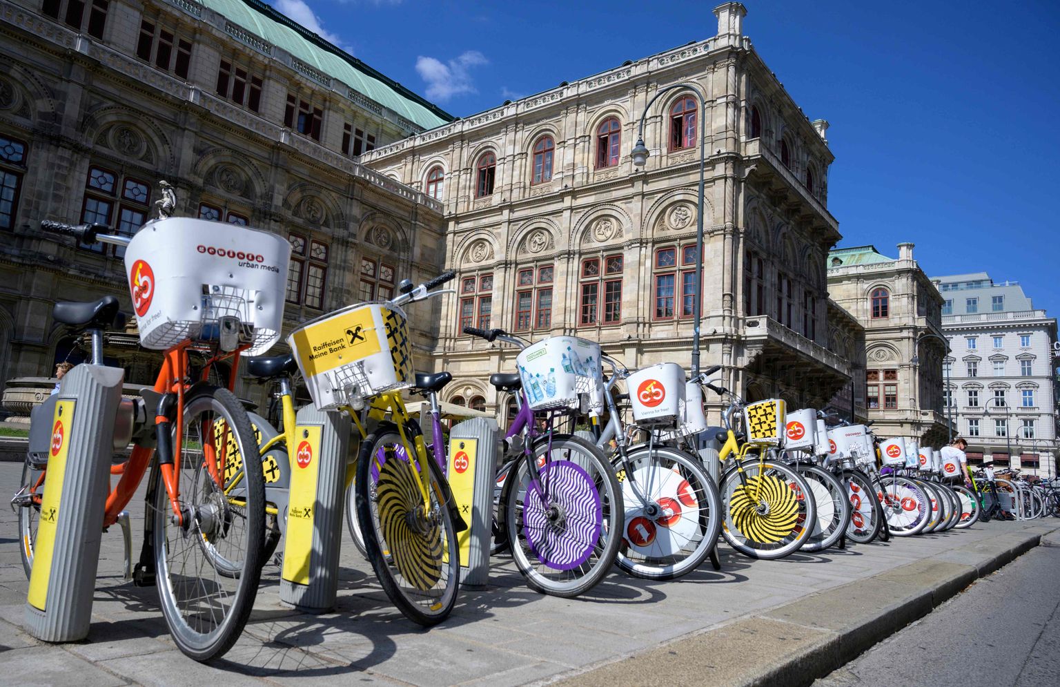 Pikk pargitud jalgrataste rivi Austria riigiooperi ees Viinis.