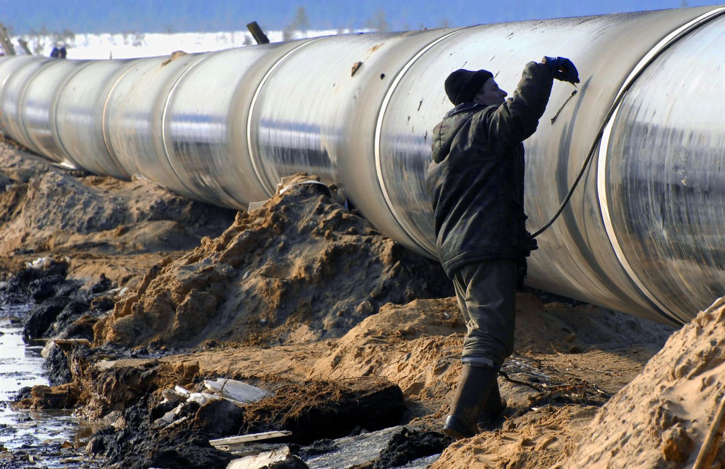 ITAR-TASS 57: LENINGRAD REGION, RUSSIA. MARCH 17. Worker welds a pipe at the Gryazovets-Vyborg section of the North European Gas Pipeline, the construction of which is carried out by Gazprom. (Photo ITAR-TASS / Yuri Belinsky)