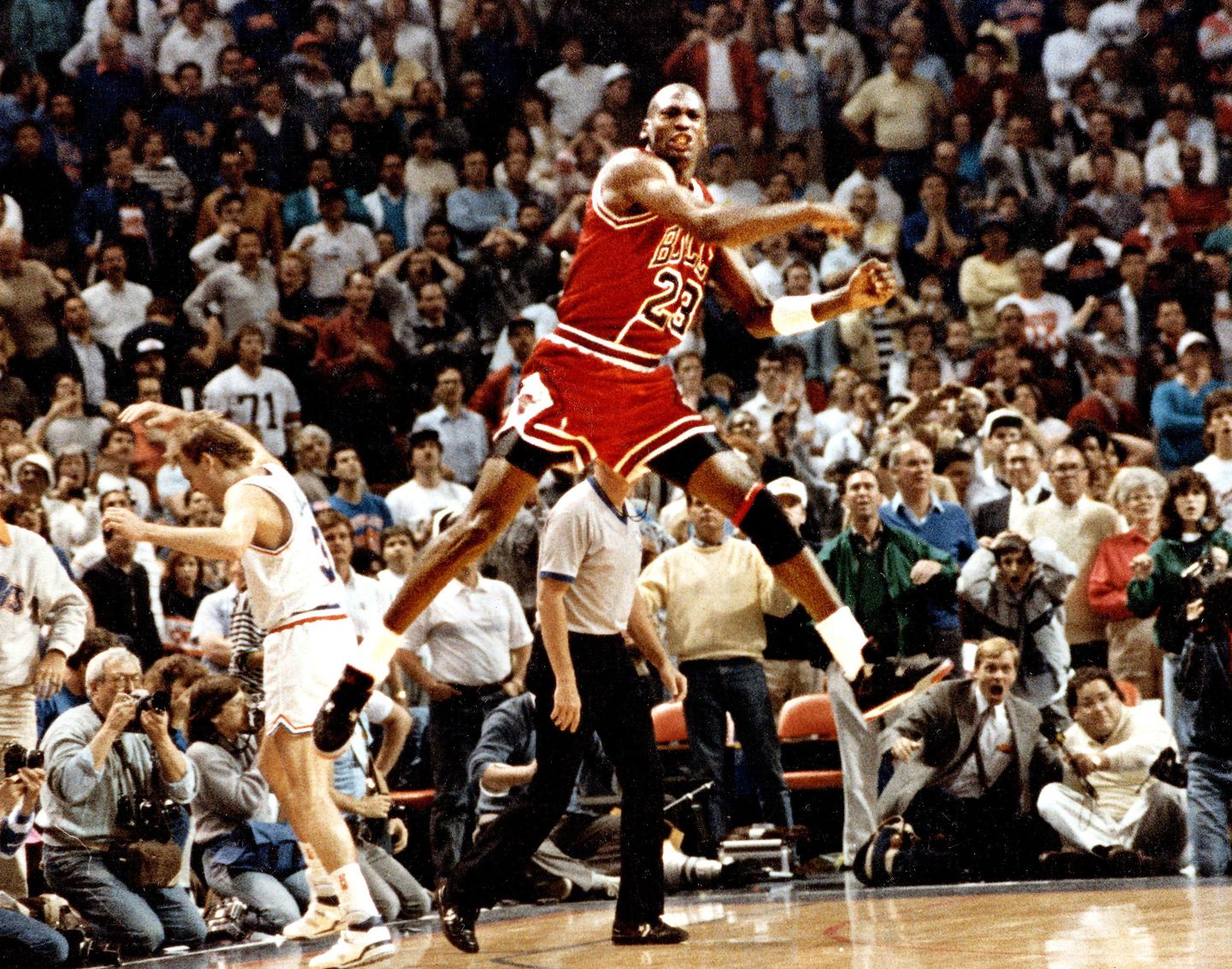 Korvpallilegendi Michael Jordani palliväljakul korda saadetud imetegusid meenutataksege siiani. Tema poolt kuulsaks mängitud Air Jordan korvpallitossud on jätkuvalt ülimalt populaarsed ning nüüd saadab meest rahaliselt edu ka NBA klubi Charlotte Bobcats omanikuna.