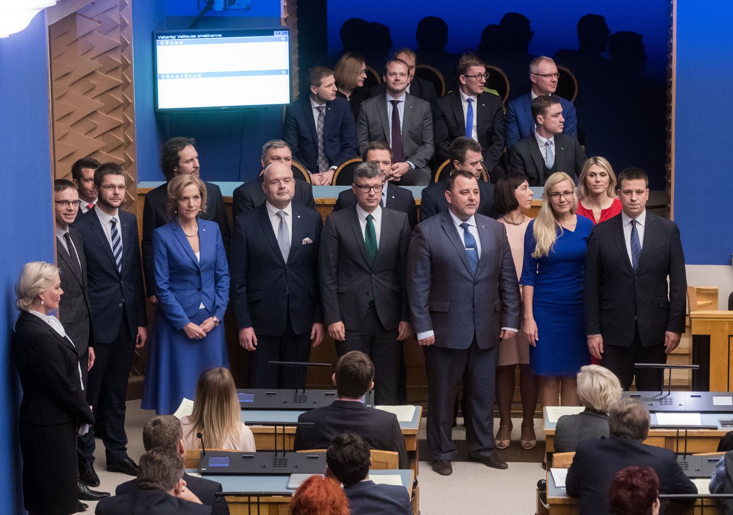 Jüri Ratase valitsuse ministrid 23. novembril 2016 ametivannet andmas. Taamal ametist tagasi astuma sunnitud eelmine peaminister Taavi Rõivas oma meeskonnaga.