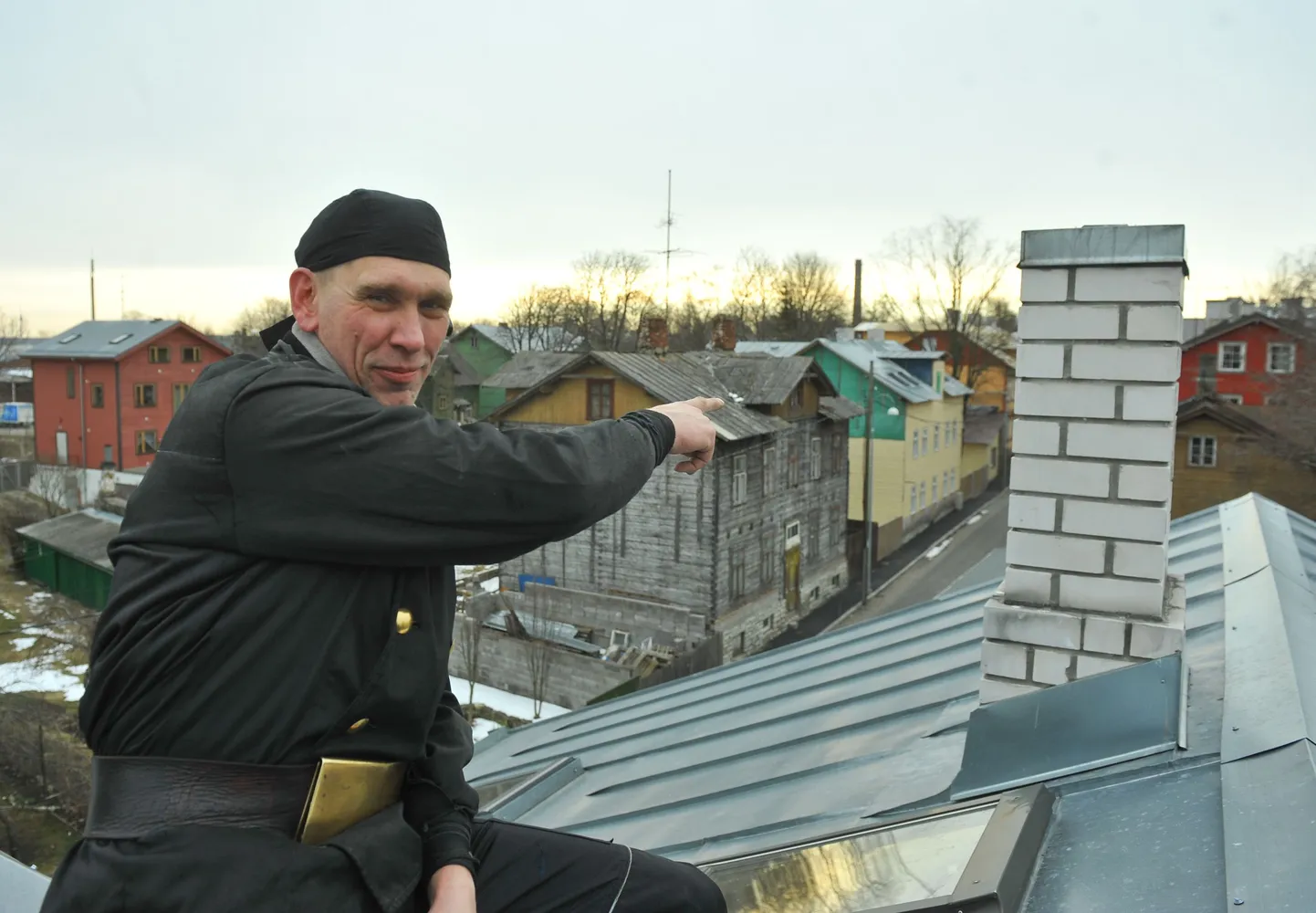 Korstnapühkija Juhan Räni hoiatab, et omal käel korstna pühkimine võib saada saatuslikuks.