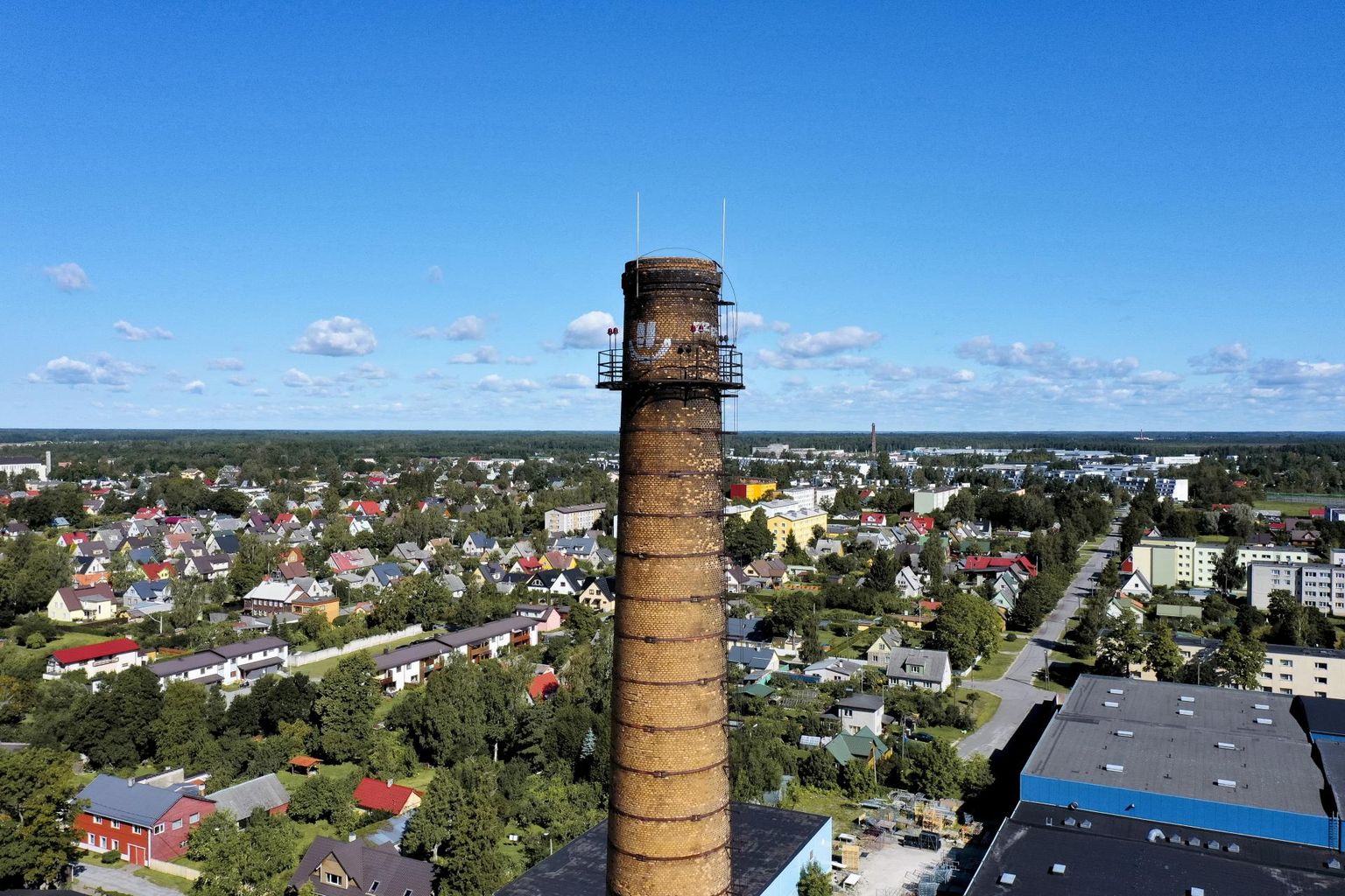 1982. aastal Pärnu linatehase katlamaja tarbeks ehitatud korsten on olnud aastaid hooldamata.