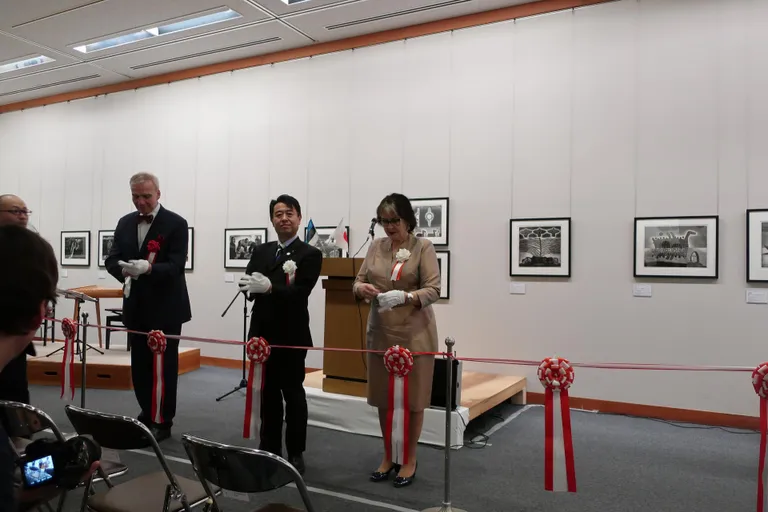 Saku Kaasaegse Kunsti Muuseumis avaatakse Eesti kunstniku Kaljo Põllu graafika näitus, millega Eesti Kunstimuuseum tähistab oma 100. juubeliaastat. Fotol Sirje Helme, linnapea Seiji Yanagida ja Väino Reinart, Eesti suursaadik Jaapanis.
