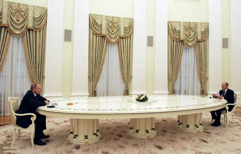 Путин принимает канцлера ФРГ Олафа Шольца в Кремле 15 февраля 2022 года.