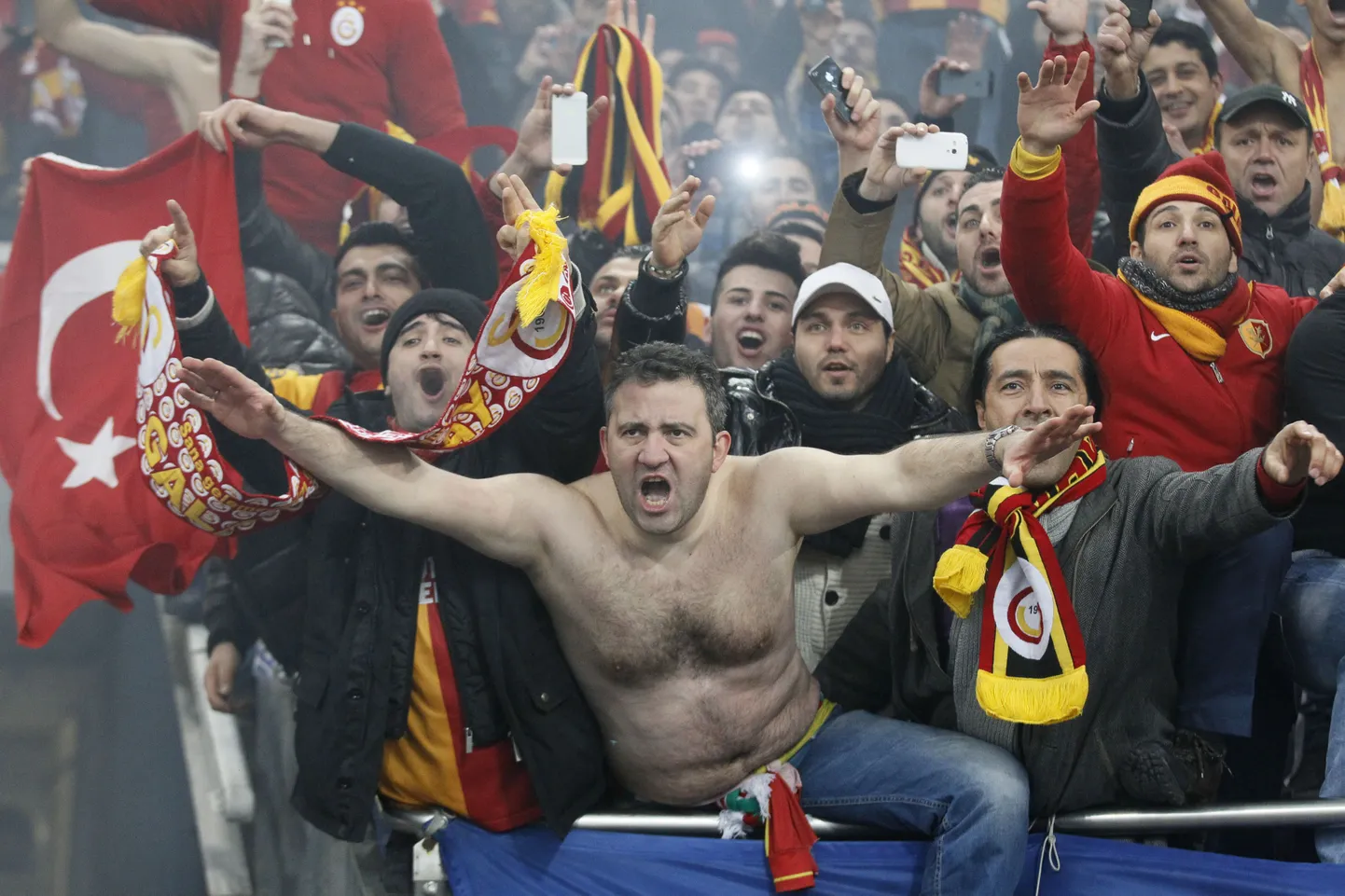 Galatasaray fännid on valmis oma lemmikute nägemise nimel kõike tegema.