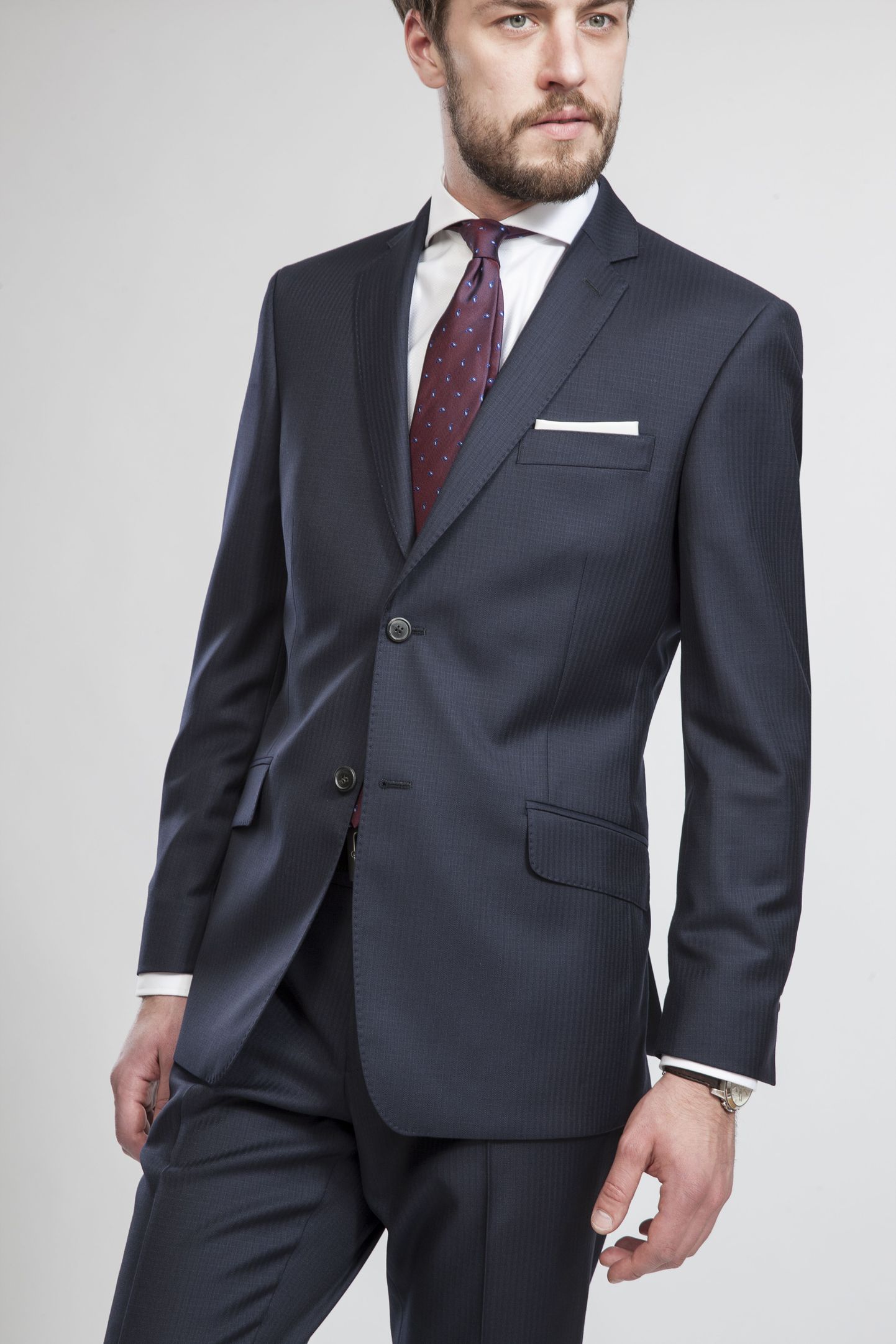 Baltmani peadisainer Antonio lisas uude sügistalvisse kollektsiooni langevarjuriidest valmistatud ülikonna