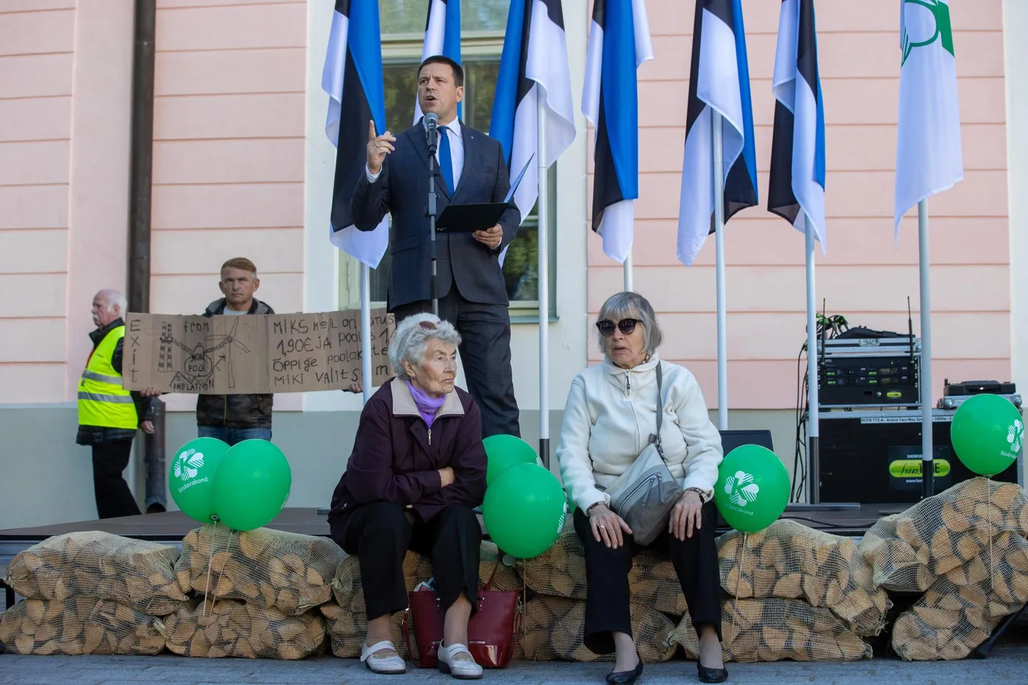 Väljateenitud pensionide kiire kasvu üle võisid eakad ainult rõõmustada, seda enam, et elu muutub üha kallimaks ja kallimaks.
Tagaplaanil Jüri Ratas.