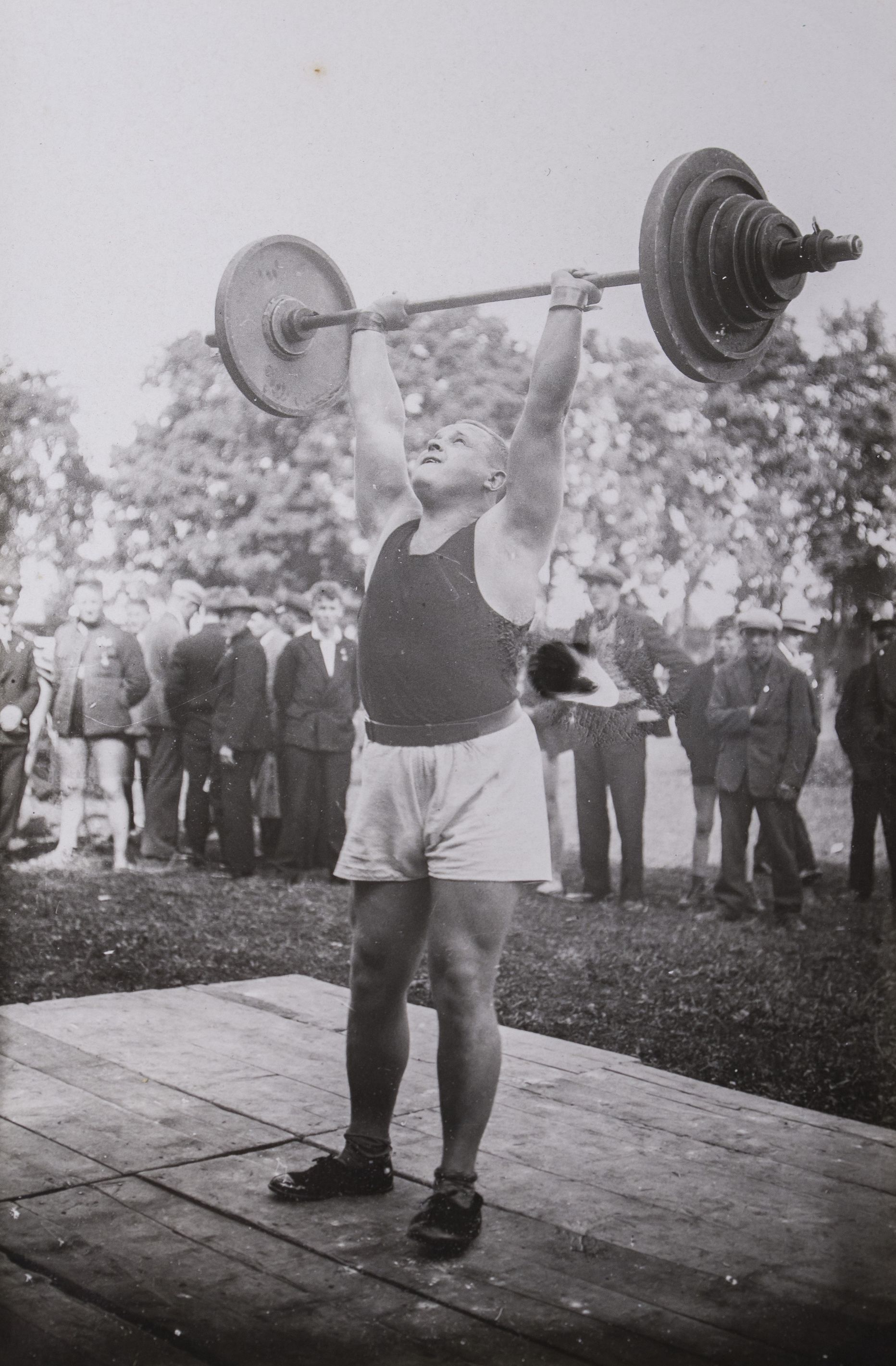 Arnold Luhaäär näitamas oma tugevust 1931. aastal Tartus Spordiselts Taara aias.