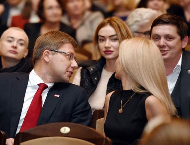 Артусс Кайминьш с невестой и Нил Ушаков с супругой Иветой 