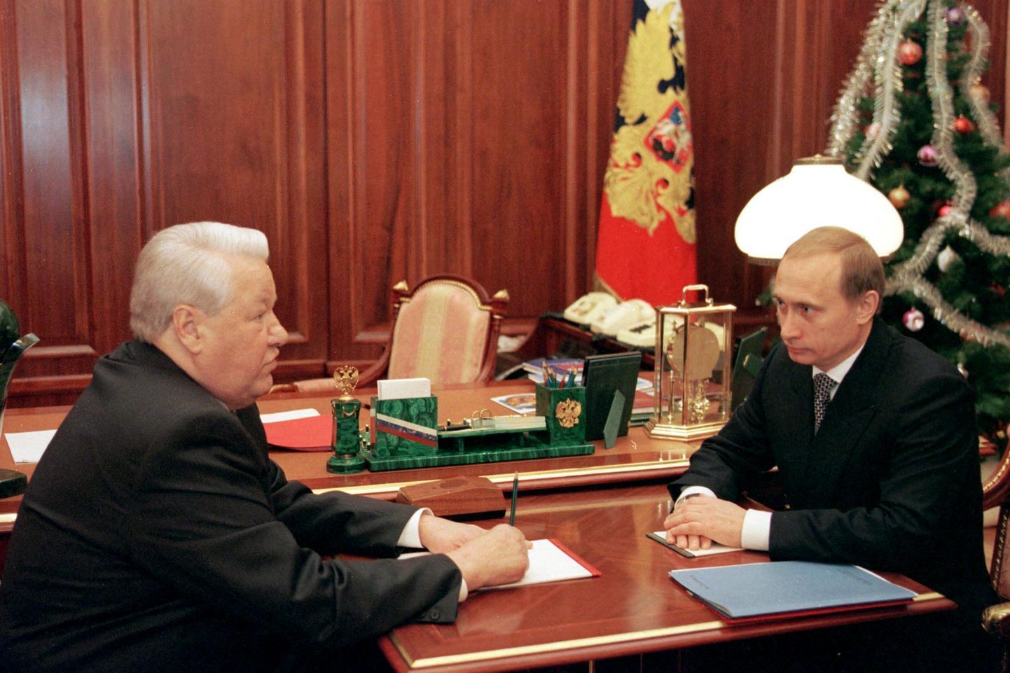 Встреча Бориса Ельцина и Владимира Путина в Кремле. 31 декабря 1999 года.