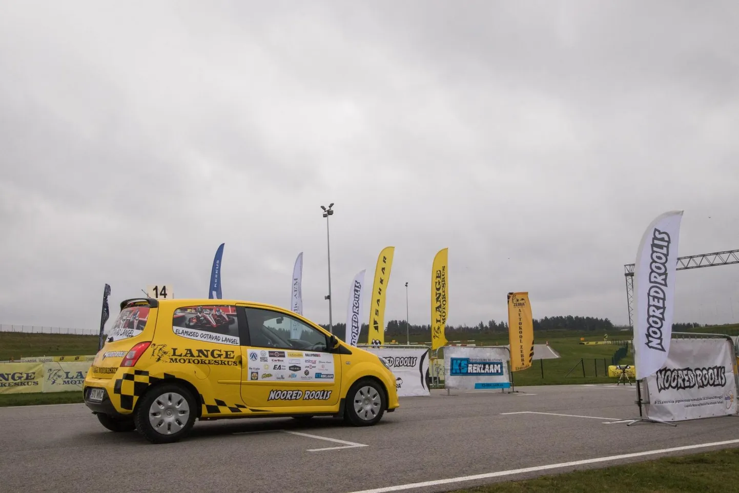 Võistlussari "Noored roolis – A1M Motorsport" on suurepärane võimalus teha lastel ja noortel autospordiga esmatutvust.