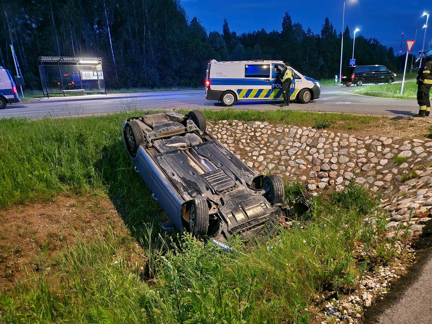 Joobes juht keeras Raadil kodu juures auto katusele.