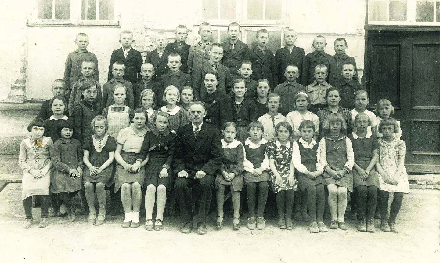 Rõhu algkooli juhataja Hindrek Piigert 1939. aastal koos õpilastega.