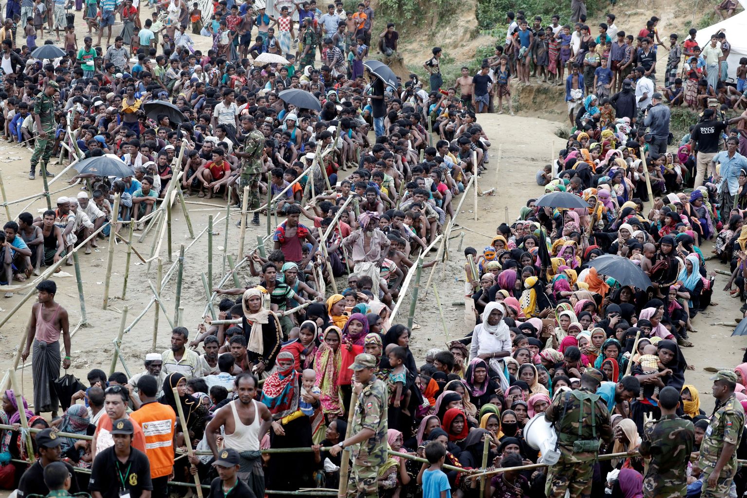Rohingjadest põgenikud ootamas abisaadetise laiali jagamist Cox's Bazari laagris Bangladeshis.