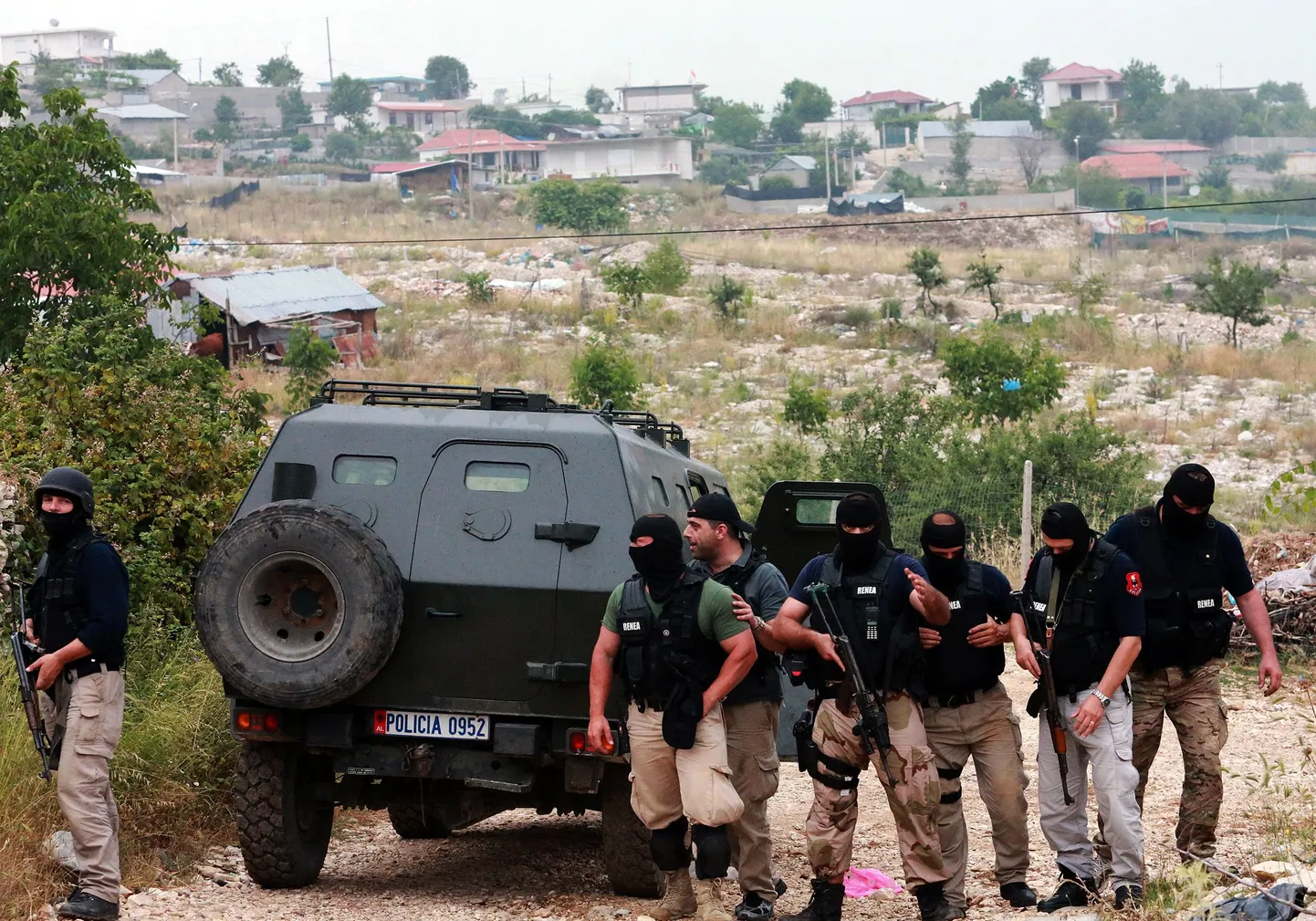 Politsei eriüksuslased Lazarati asulas 2014. aastal