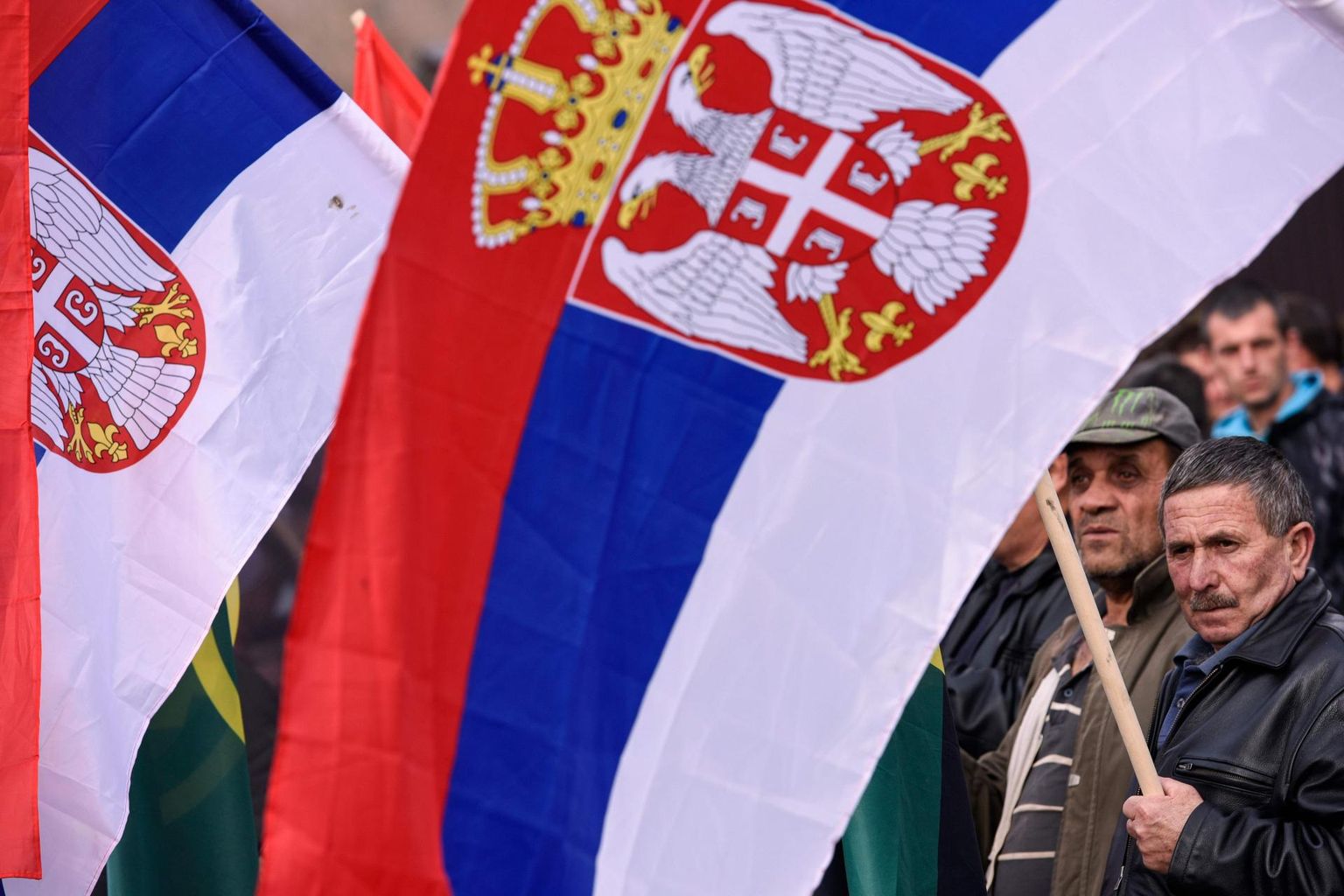 Serbia lippudega meeleavaldajad mullu novembris Kosovos peamiselt serblastega asustatud Mitrovicës. 
