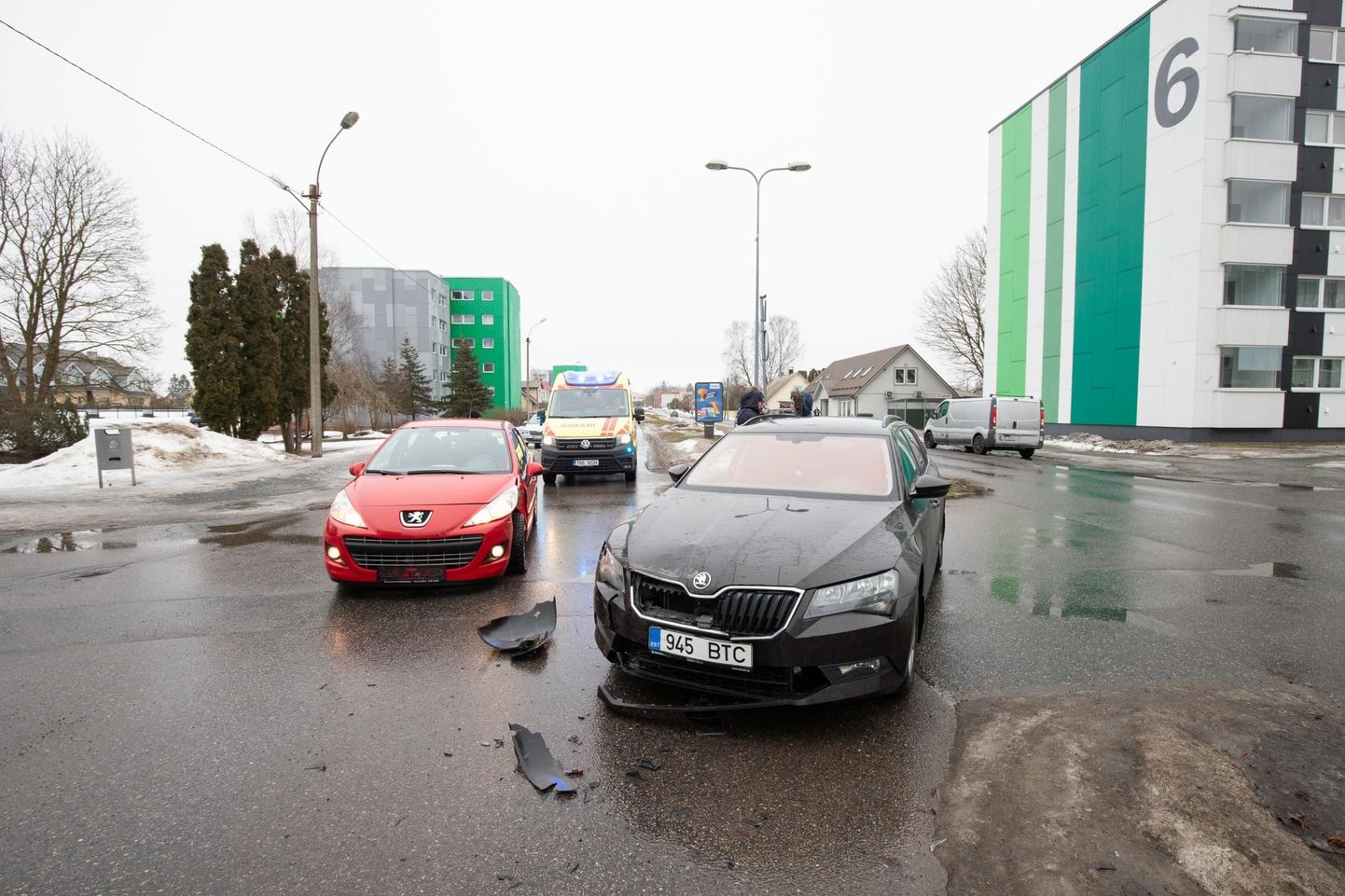 Tähelepanematu Škoda juht sõitis peateel liikunud Peugeot' esiratta vastu.