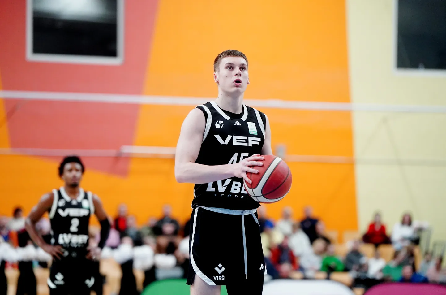 "VEF Rīga" basketbolists Roberts Blūms (nr.45, melnā tērpā)