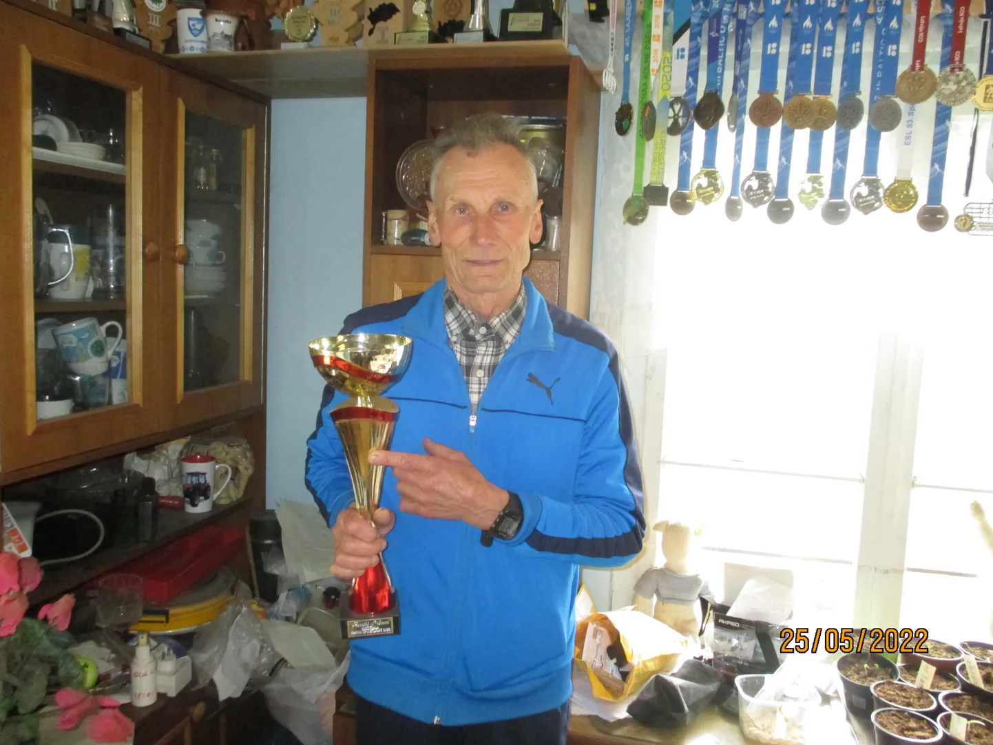 TOATÄIS AUHINDU: Silla küla Kiveriku talu peremees Arnold Nõmm on ennekõike tuntust kogunud sportlasena. Jooksumees on mitut värvi medaleid võitnud nii maakonna, Eesti kui ka Balti riikide meistrivõistlustelt.  Karikaidki on tal ette näidata üksjagu.