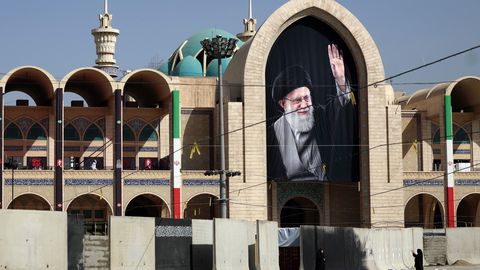 Ajatolla Khamenei surnukeha toodi matusetseremooniaks Teherani