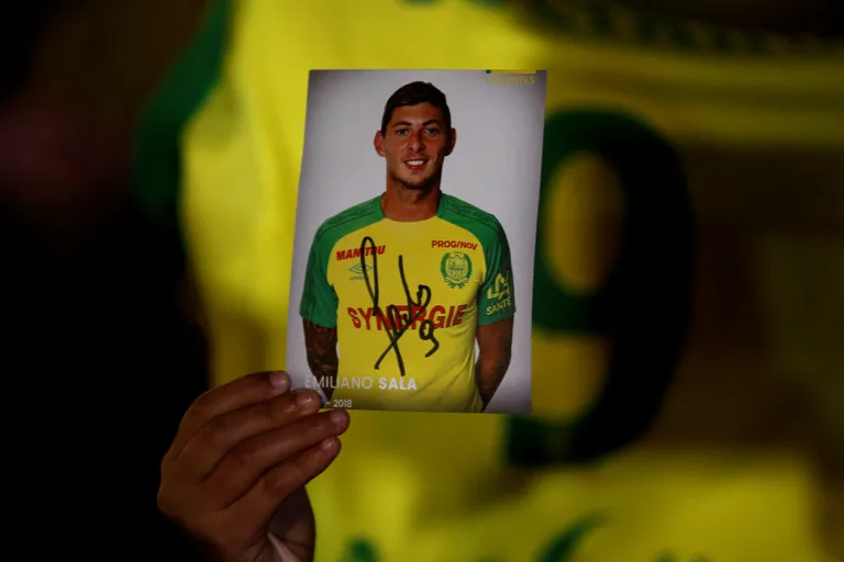 Fänn hoiab Emiliano Sala autogrammiga pilti.