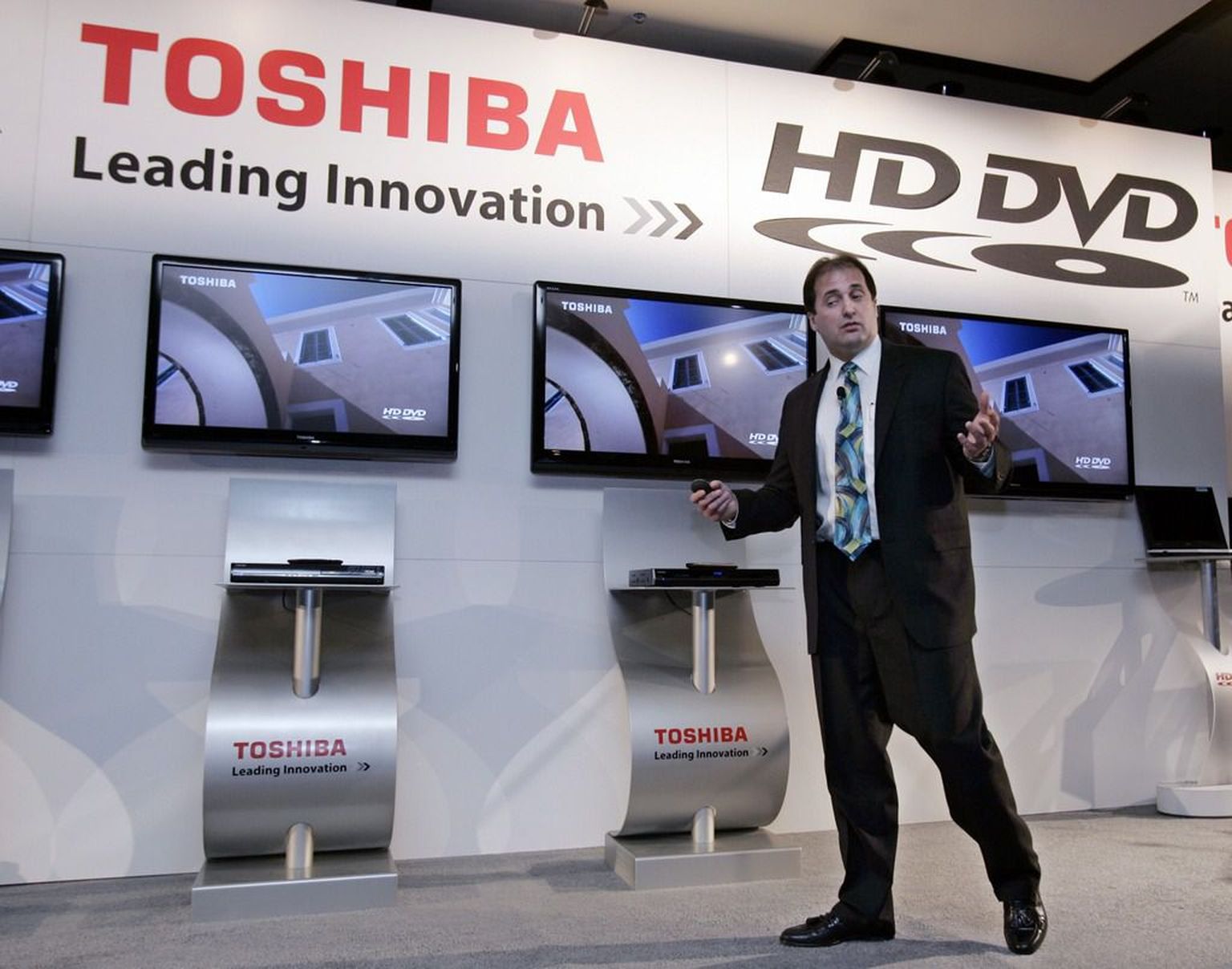 Toshiba turundusosakonna asepresident Scott Remirez Las Vegase tarbeelektroonika näitusel.