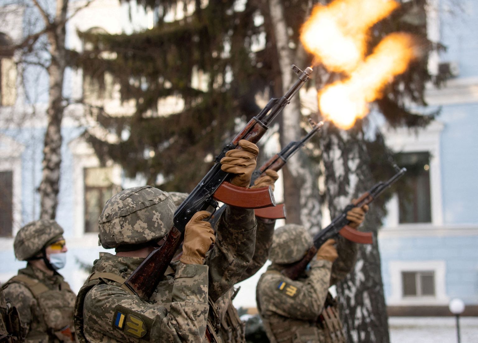 Ukraina teenistujad langenud sõduritele austust avaldamas eelmisel nädalal Kiievis. Pildil olevad sõdurid pole seotud kõnealuse juhtumiga.