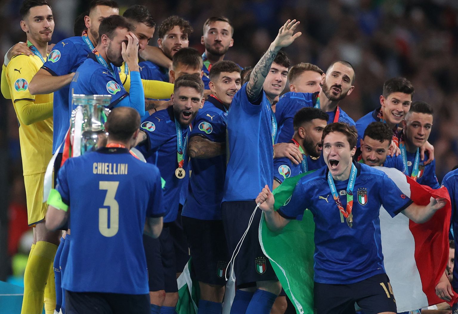 Et Itaalia võitis EMi, pole mingi üllatus, et just nende ridadest valiti sümboolsesse viisikusse enim mängijaid. Nende hulgas oli ka Federico Chiesa (paremal all lipuga).