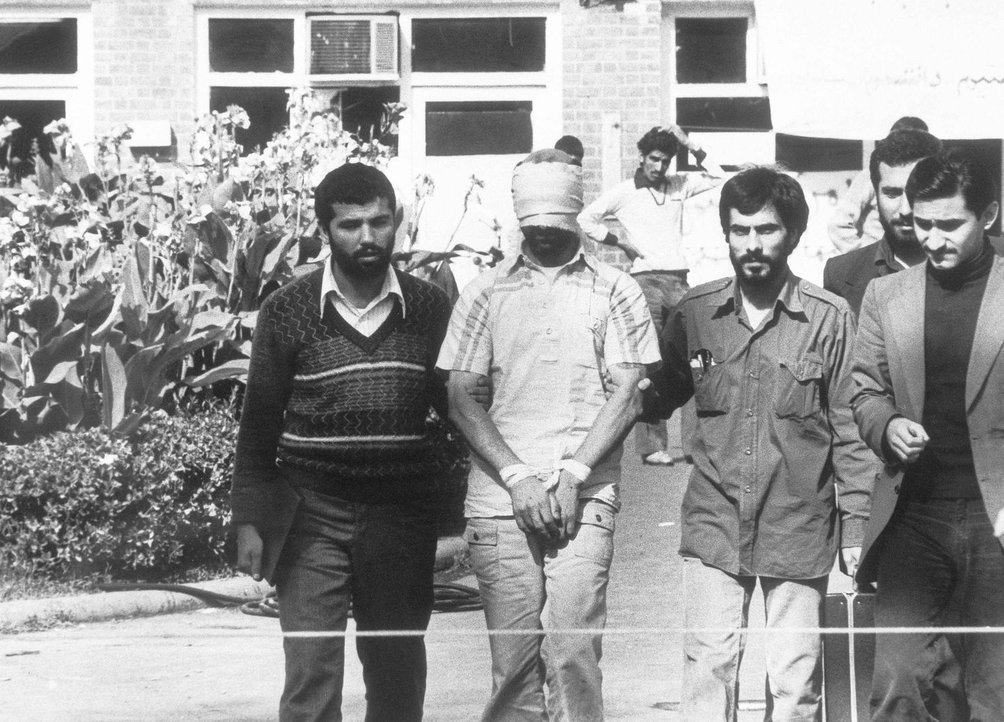 Iraani tudengid näitamas rahvale ühte USA saatkonnas võetud pantvangi 8. novembril 1979.