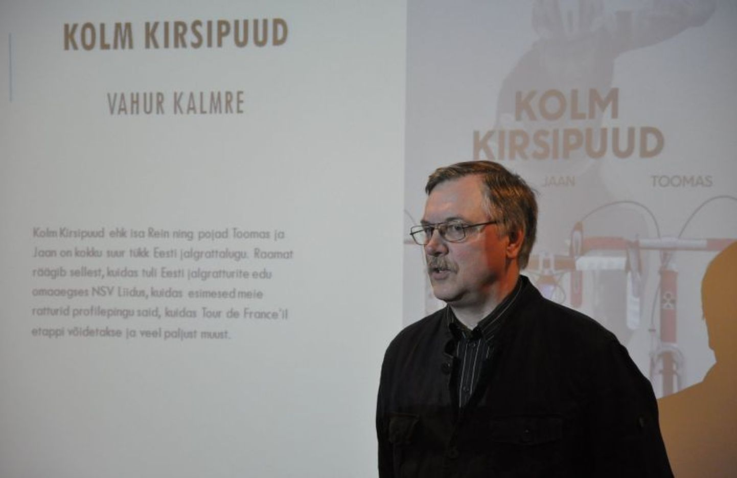 Aasta raamatuauhinna võitja Vahur Kalmre reedesel Eesti Olümpiaakadeemia aastakonverentsil.
