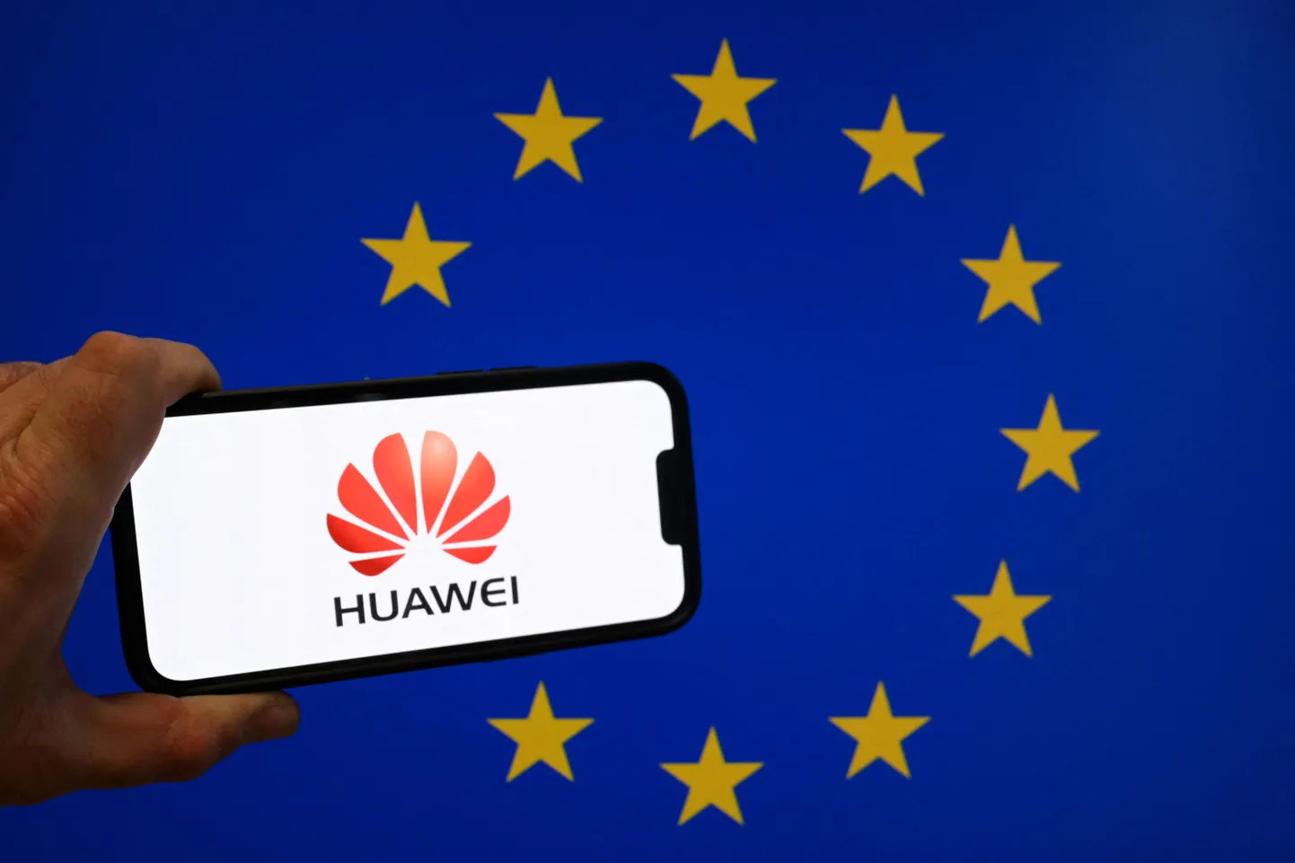 Tehnoloogiahiiu Huawei logo Euroopa Liidu lipu taustal.