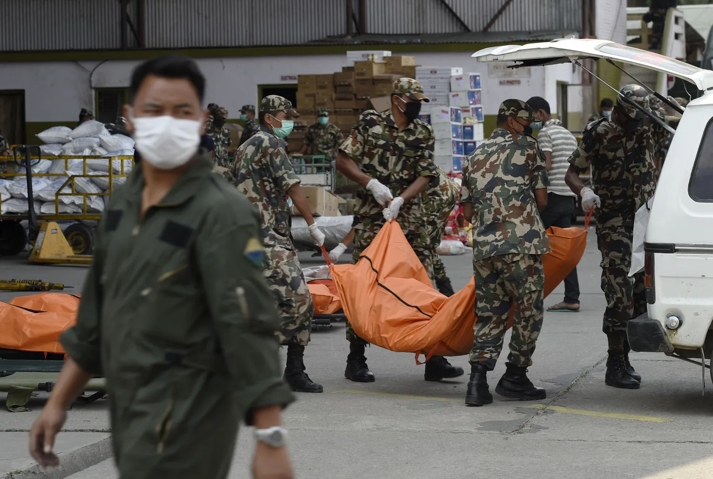 Nepali sõdurid transportimas maavärina ohvreid Lantangis.