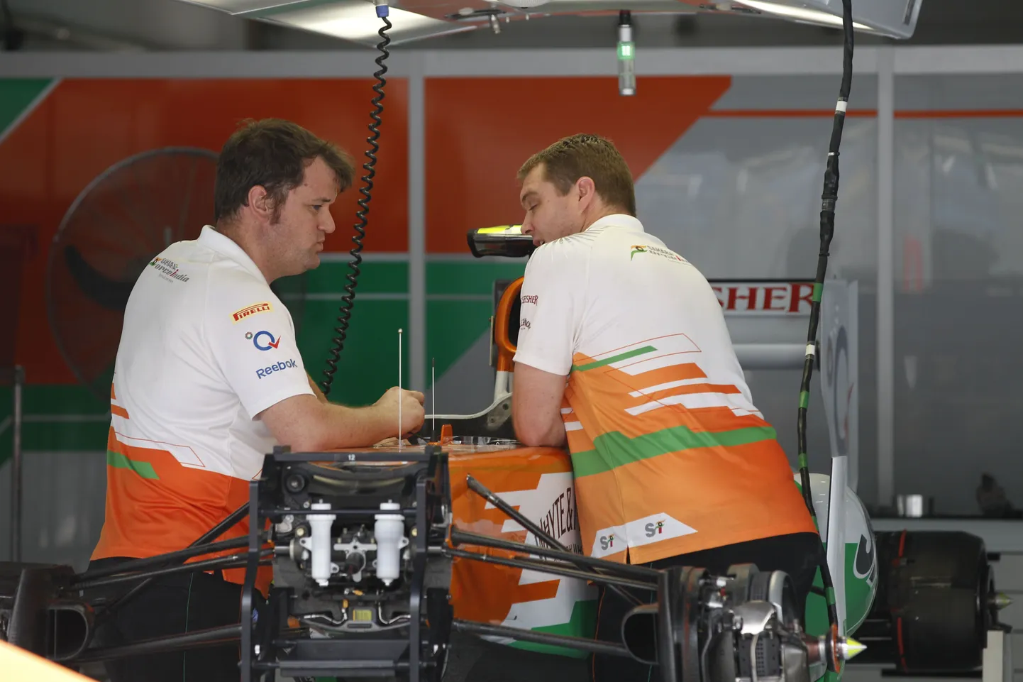 Force India vormelimeeskonna mehaanikud.