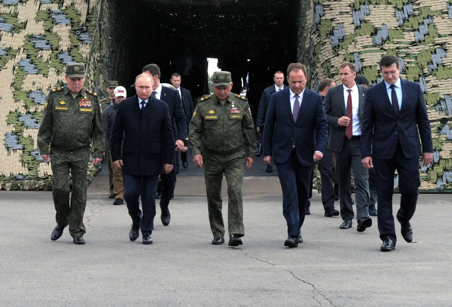 Venemaa president Vladimir Putin (esireas vasakult teine), kaitseminister Sergei Šoigu (esireas keskel) ja peastaabi ülem Valeri Gerassimov (esireas vasakult esimene) eile Mulino polügoonil.