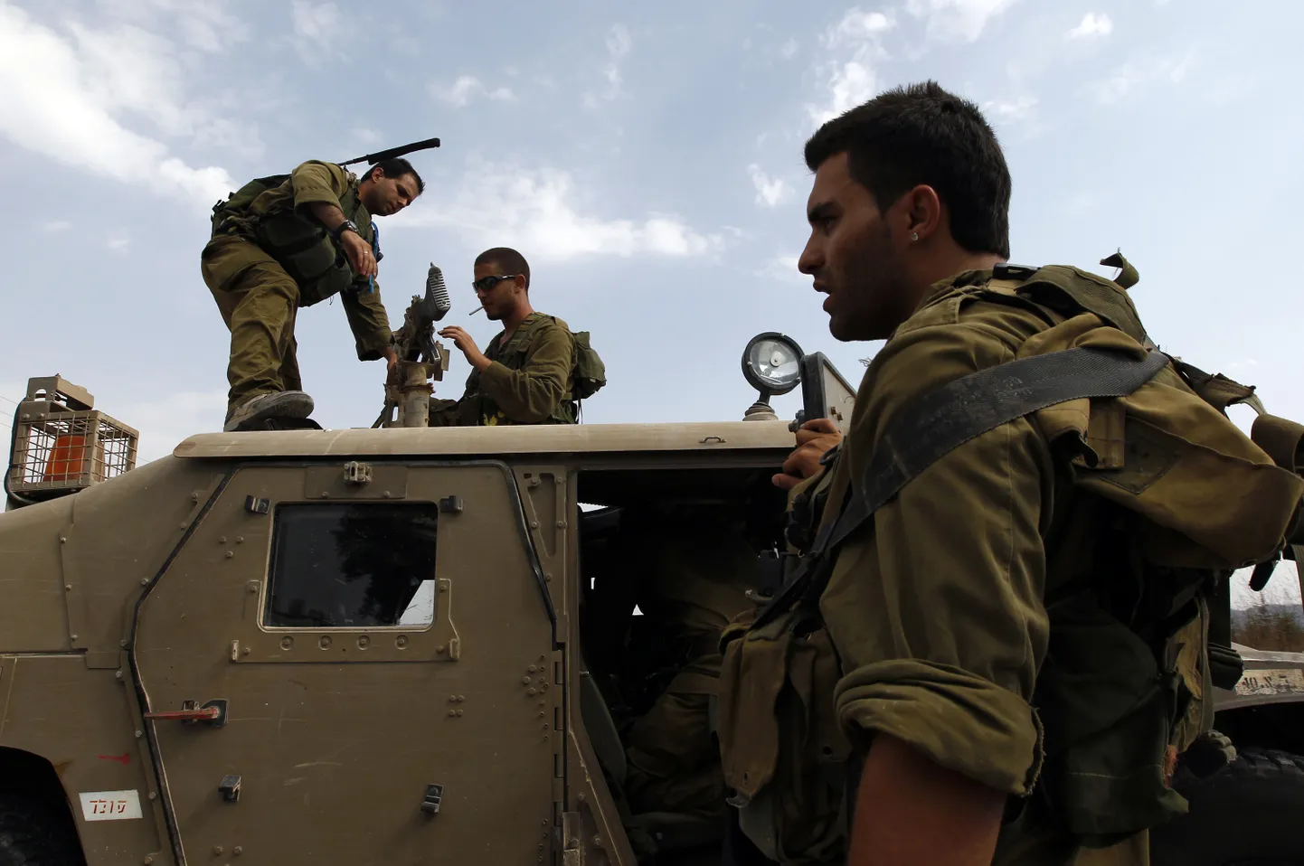 Iisraeli sõdurid maasturi juures Liibanoni piiri lähedal.