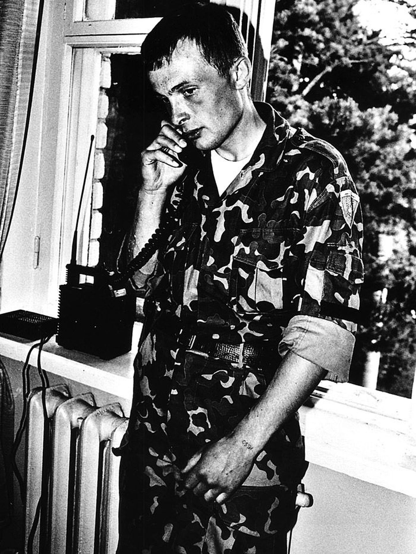Suvel ja sügisel 1993 oli kapten Asso Kommer Eesti üks tuntumaid, samas riigi poolt alguses kardetumaid ja siis            tagaotsitumaid ohvitsere.