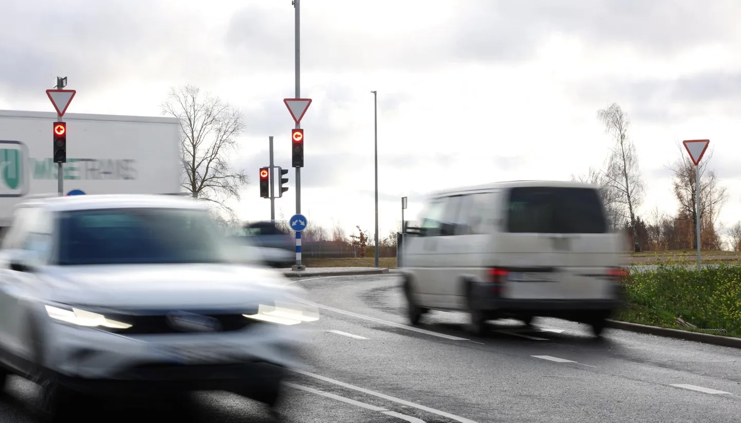 Mõisa puiestee ja Tartu-Kõrveküla maantee ristmikul on kleeplindist noolemärgisega foorid töötanud mitu kuud. Sel nädalal saavad need liiklusseadusele vastava välimuse.