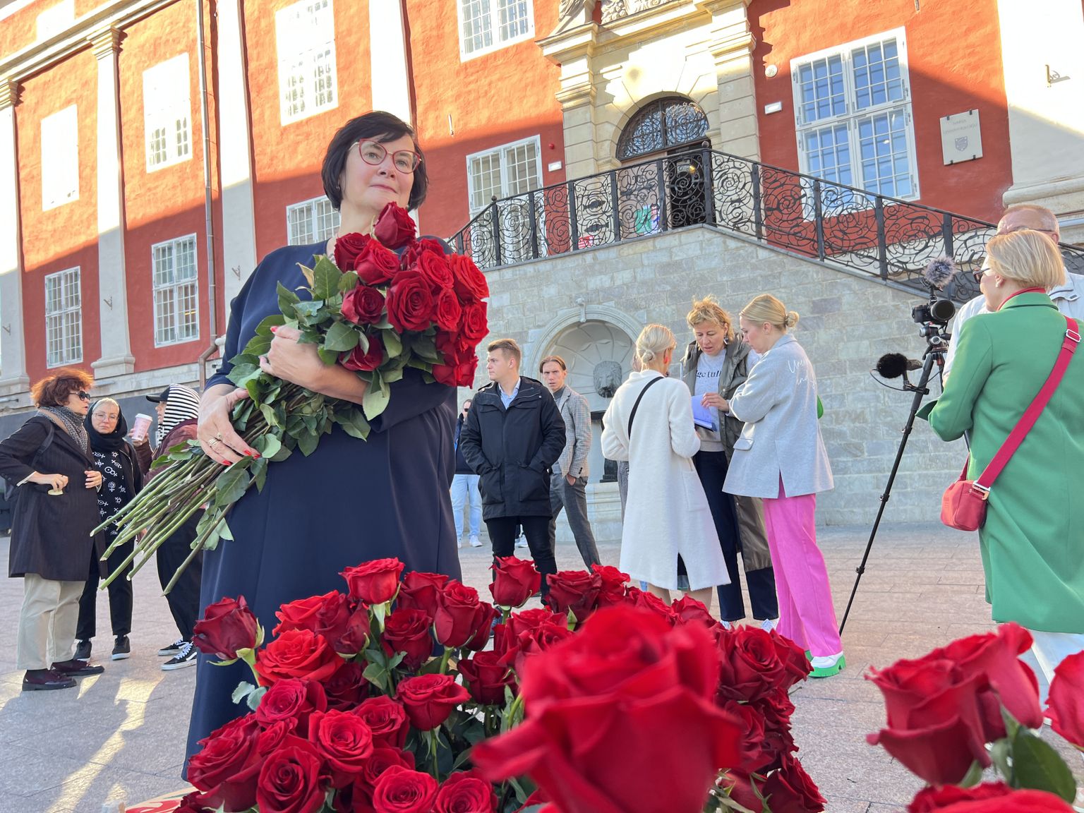 Пришедшие поддержать Катри Райк нарвитяне подарили ей множество красных роз.